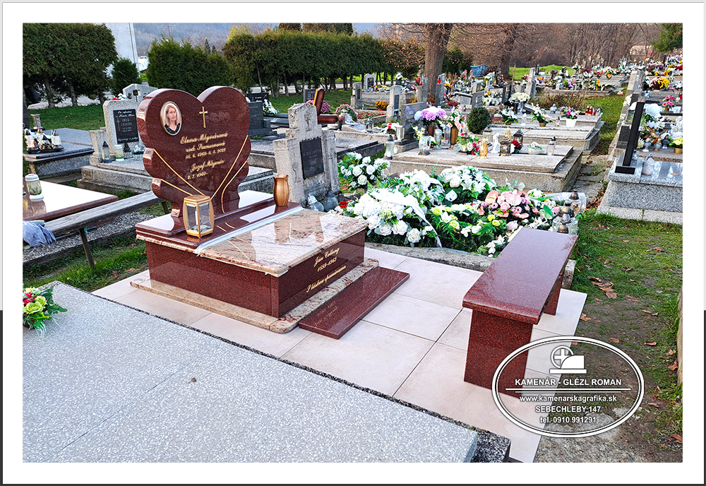 Urnový hrob z červenej žuly a so srdcovým pomníkom, dlažbou na cintoríne