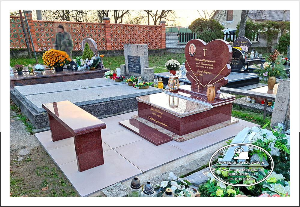 Urnový hrob z červenej žuly a so srdcovým pomníkom, so žulovou lavičkou na cintoríne