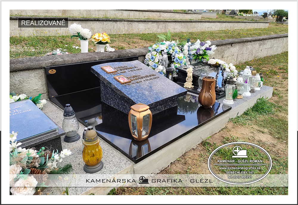 Urnový pomník z modrej a čiernej žuly s bronzovou vázou a svietnikom na cintoríne