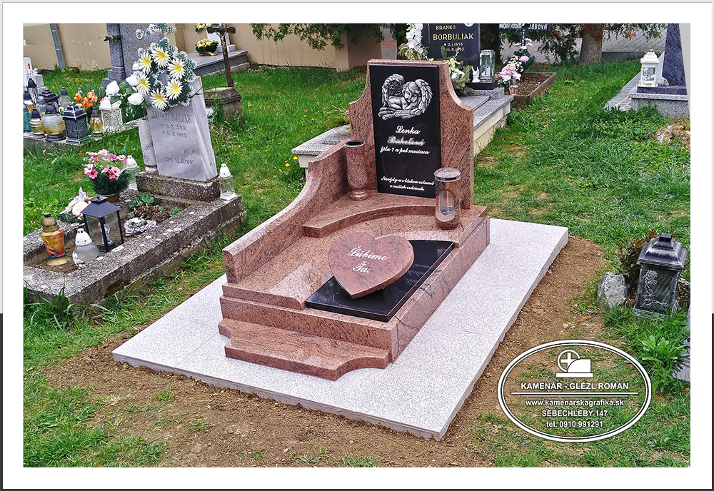 Urnový hrob zo žuly typu Multicolor a s čiernou nápisnou tabuľou osadený na cintoríne