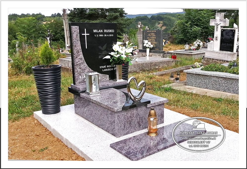 Urnový hrob zo žuly čiernej a fialovej farby a s kvetináčom a táckou pod sviečky na cintoríne