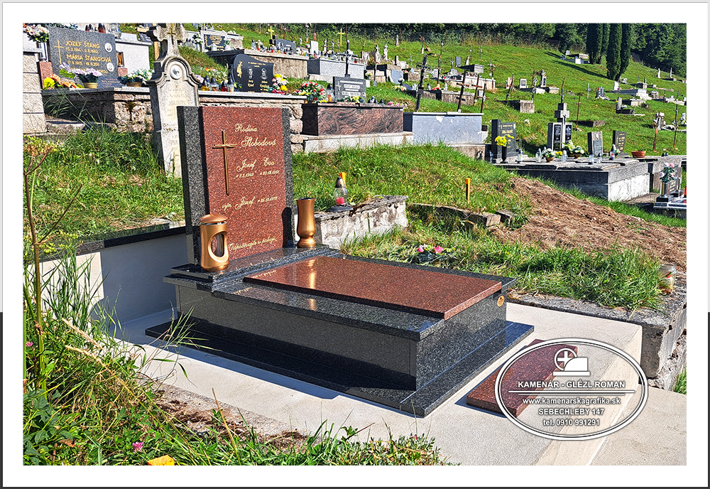 Urnový hrob zo žuly s oporným betónovým múrikom a živicovými doplnkami v zlatej farbe na cintoríne
