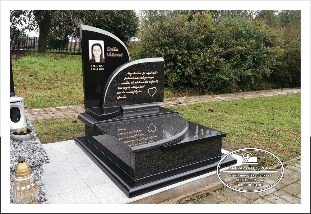 Oblúkovitý urnový pomník v čiernosivej žulovej kombinácii so zlatým textom na cintoríne