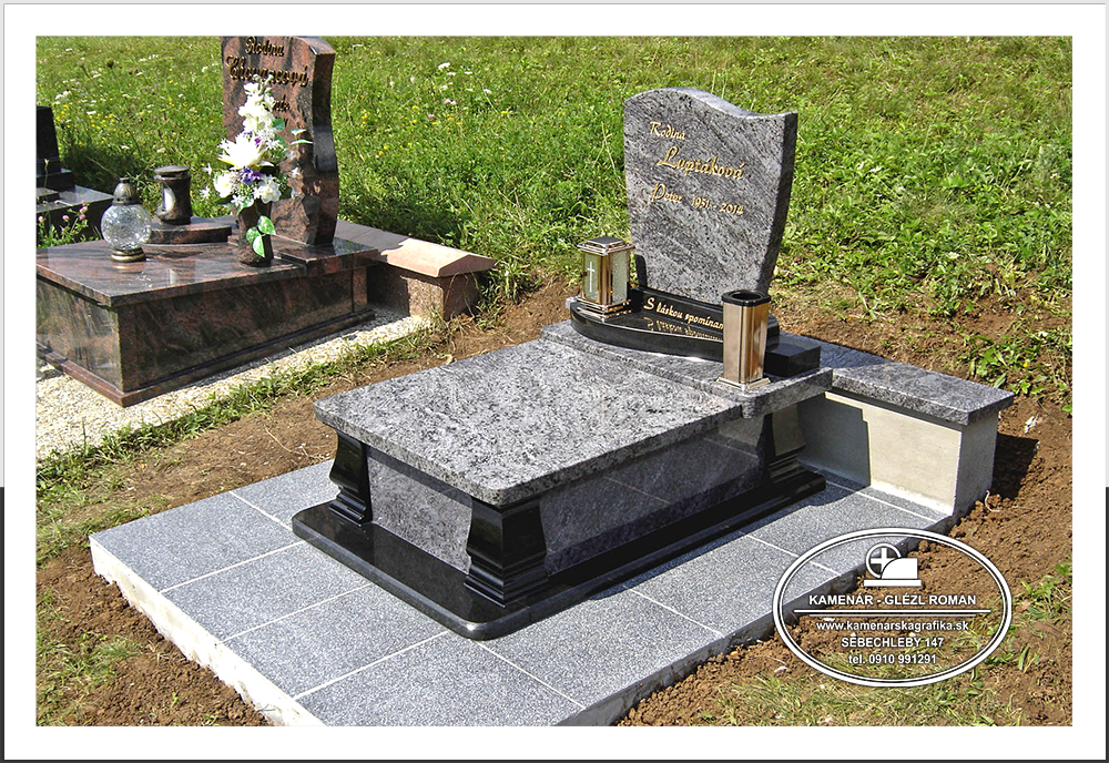 Elegantný urnový hrob z bledofialovej žuly so zlatým písmom a keramickou dlažbou na cintoríne.