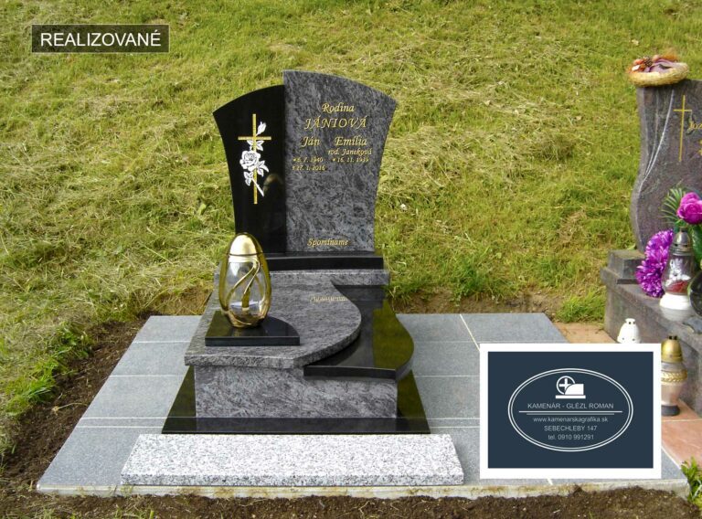 Urnový pomník zo žuly osadený na cintoríne s dlažbou a svietnikom.